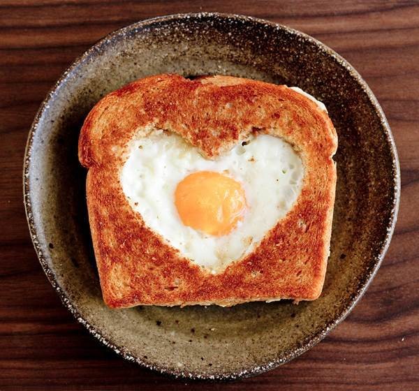2. Ritagliate un cuore al centro della fetta di pane e cuoceteci un uovo: sarà una colazione indimenticabile