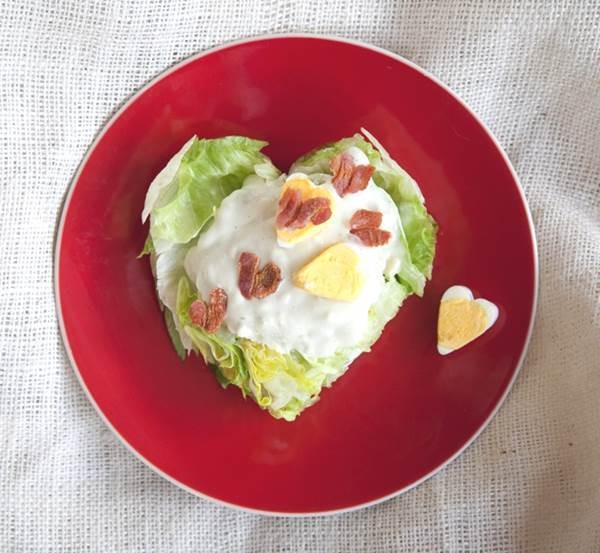 7. Uova sode, bacon e insalata: un cuore pieno di gusto