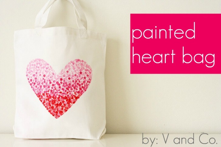 2. Una borsa di cotone decorata a mano: per fare questo cuore serve la gomma di una matita e un po' di vernice acrilica