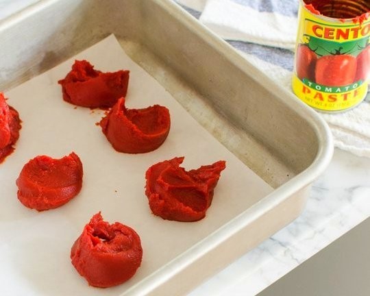 2. Versate cucchiaiate di passata di pomodoro su un vassoio e lasciatele congelare. Una volta solide le potrete riunire in un sacchetto di plastica, per prendere meno spazio nel freezer