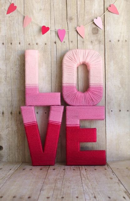 1. Le sagome delle lettere che formano la parola LOVE decorate con fili di lana