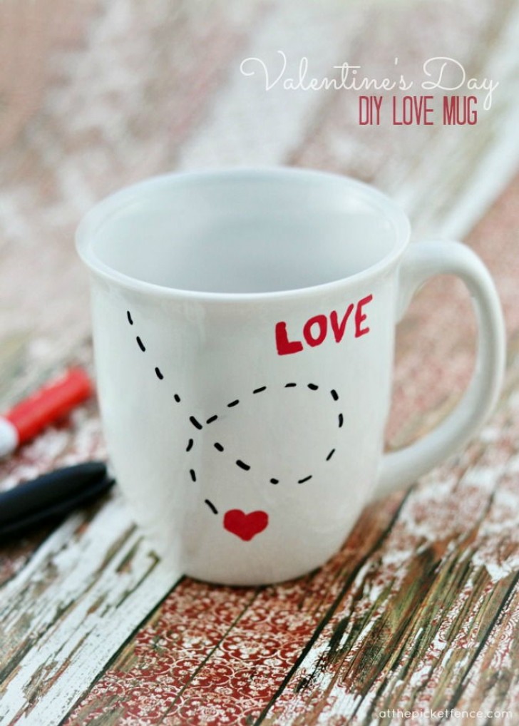 6. Una semplice tazza decorata con pennarelli per la ceramica: potete sbizzarrirvi a scrivere e disegnare ciò che preferite