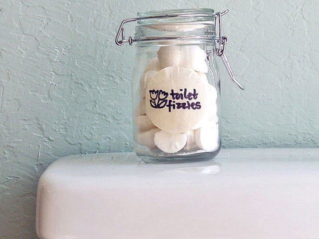 4. Tenete il barattolo in bagno: ogni volta che vorrete odore di pulito gettate una pastiglia nel WC