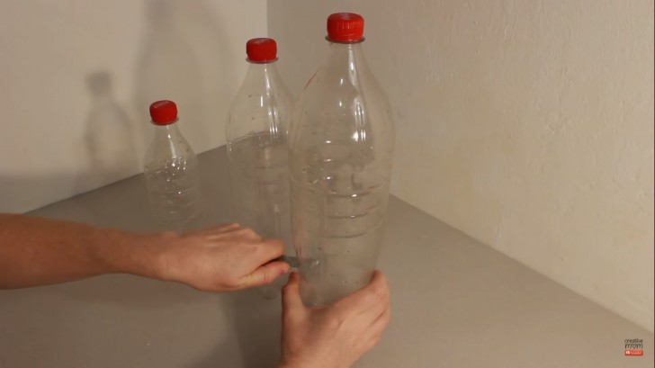 1. Ritagliate le bottiglie alla base e poco sotto al collo