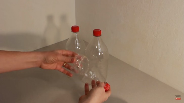 2. Dovrete eliminare una sezione della parte centrale, per dare a ciascuna bottiglia un aspetto più tarchiato