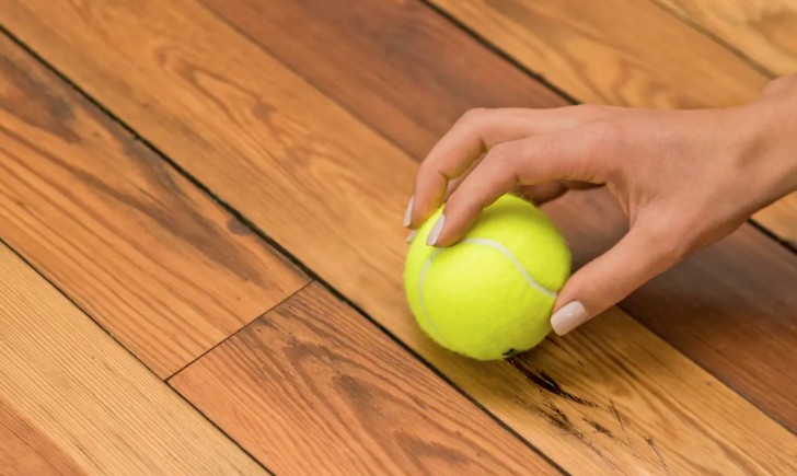 12. Per cancellare i segni neri sui pavimenti di legno, strofinate una palla da tennis