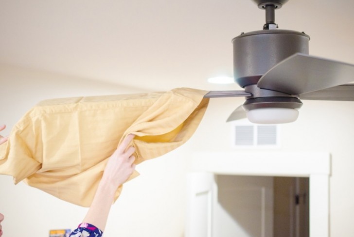 3. Pulire i ventilatori da soffitto con l'aiuto di una federa per catturare tutta la polvere e lo sporco