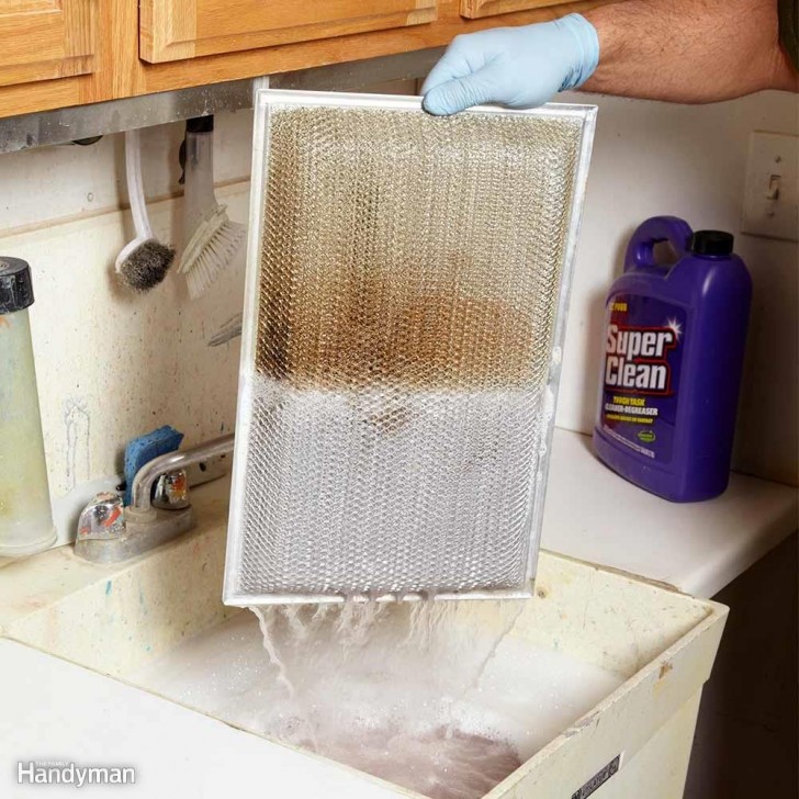 9. Per pulire il filtro della cappa da cucina bisogna utilizzare ogni tre o quattro mesi uno sgrassatore a base di acqua