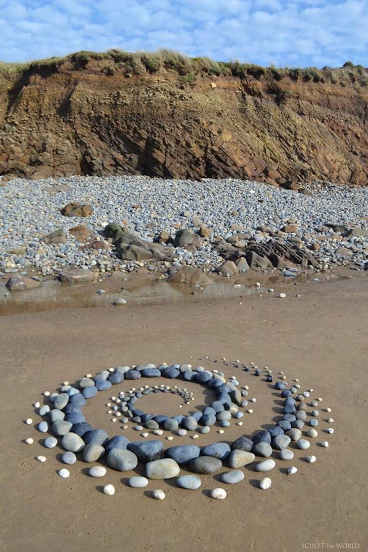 ...queste pietre marine sono l'elemento principale dell'idea di Land Art di Jon Foreman