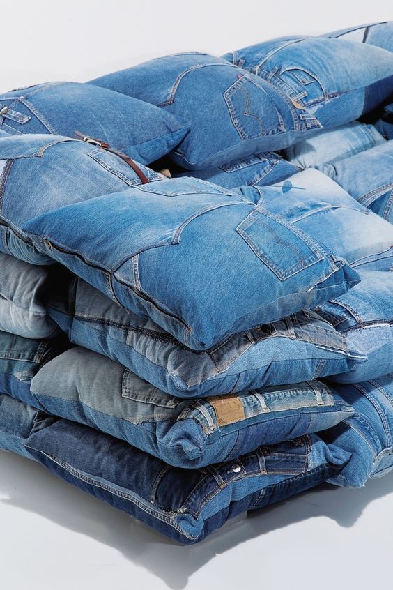 9. Jeans trasformati in fodere di cuscini