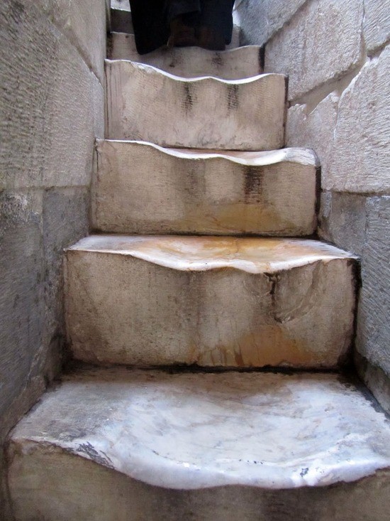 13. Il marmo di queste scale rivela chiaramente il passaggio di migliaia di piedi che ne hanno lentamente modificato il profilo