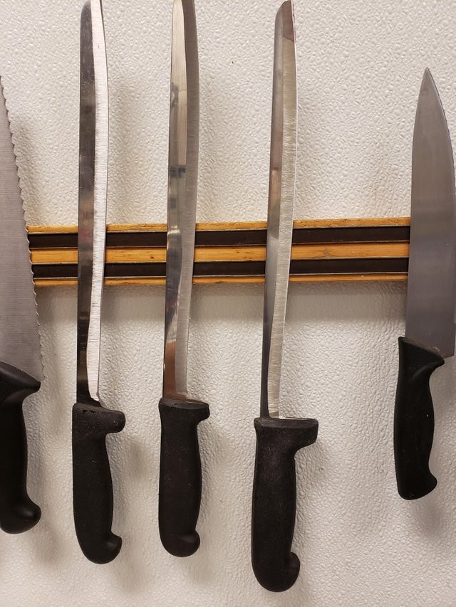 7. Lo chef aveva probabilmente dei coltelli preferiti, per questo alcuni pezzi del set risultano incredibilmente consumati rispetto ad altri