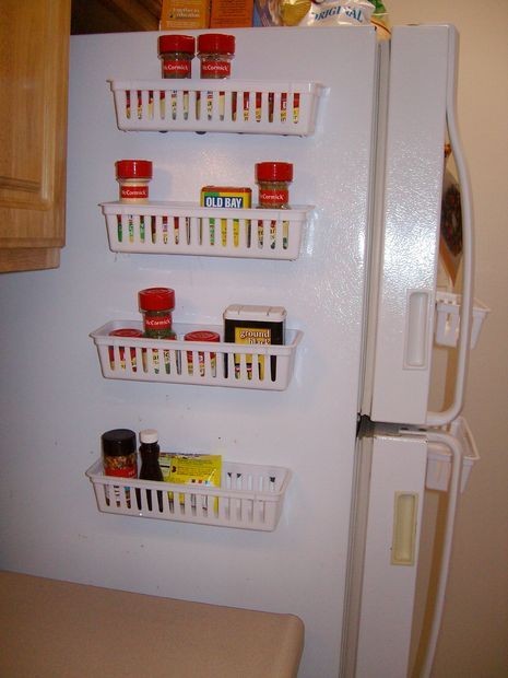 4. Usate mensole magnetiche su frigo per spezie e altri oggetti leggeri
