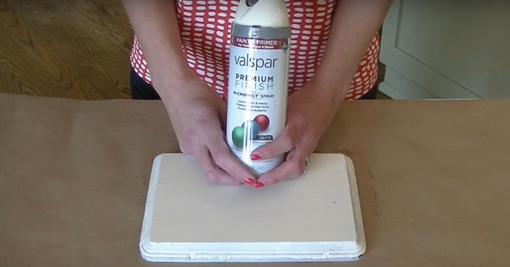 2. Stendete un velo omogeneo di vernice spray coprendo tutta la superficie (anche le parti coperte di vaselina)