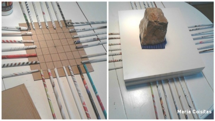 3. Disegnate una griglia su uno dei pezzi di cartone e disponete i vari bastoncini di carta in corrispondenza delle linee come in foto, poi incollate sopra l'altro foglio di cartone in modo che li tenga ben fermi.