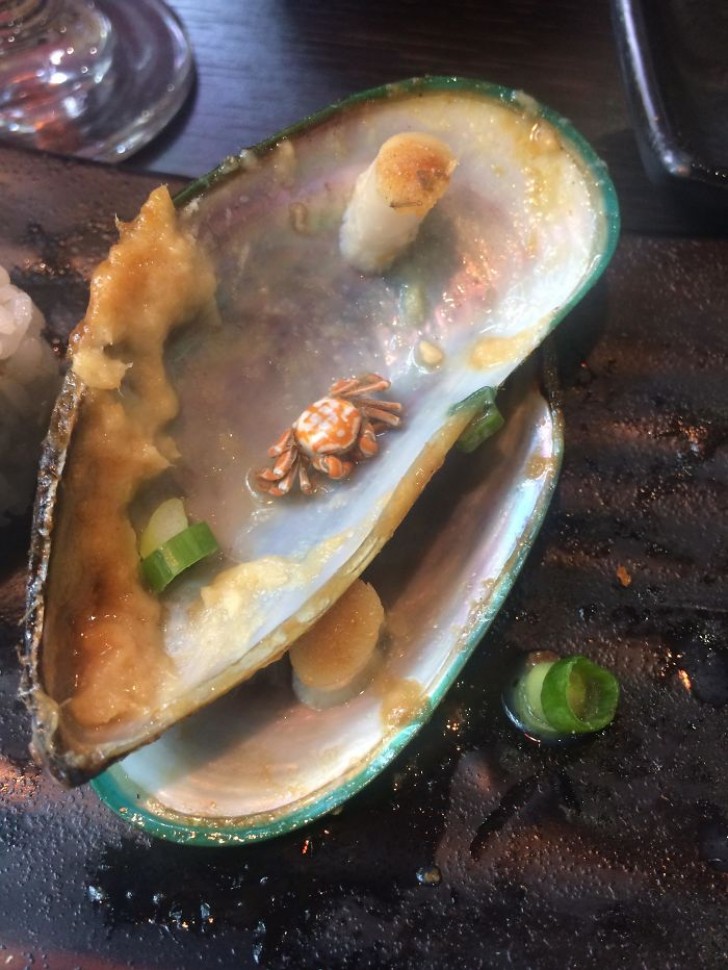 Alors que je mangeais des moules dans un restaurant, j'ai trouvé un petit crabe. Vivant. Il me regardait fixement.