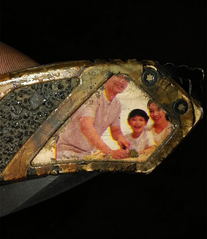 Le manche de mon couteau de cuisine s'est cassé, et sous celui-ci se trouvait cette photo d'une famille chinoise heureuse...