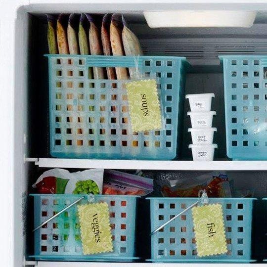 5. Dividete i cibi in vaschette di plastica nel freezer per razionalizzare lo spazio