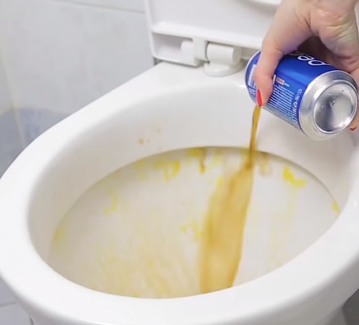 6. La Coca cola può aiutare anche a rimuovere lo sporco dal WC