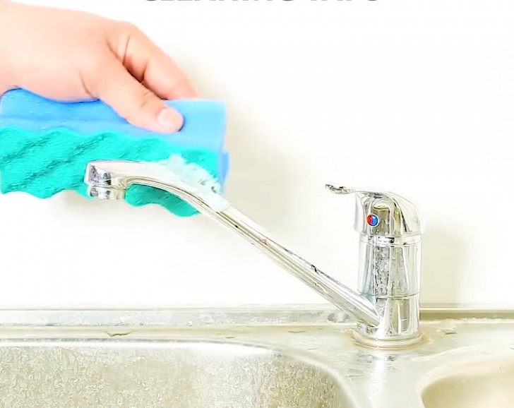 8. Sfregate dentifricio sui rubinetti macchiati di calcare e ruggine, e torneranno come nuovi