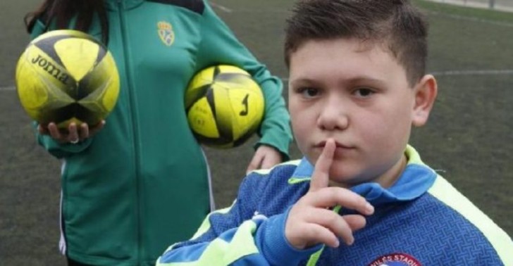 A soccer referee receives insults from some of the players' parents, and the 11-year-old goalkeeper stops the game to defend her - 1