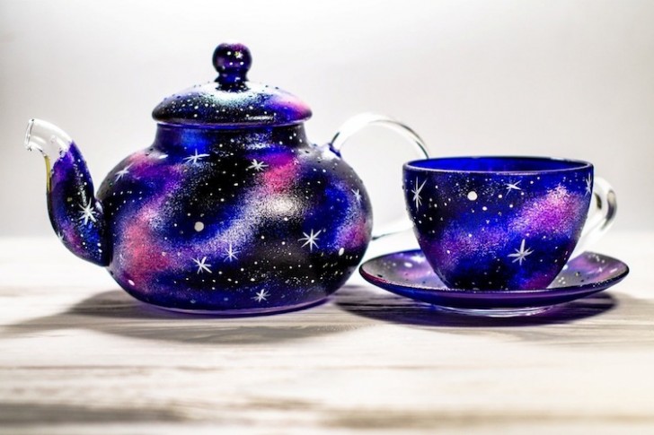 ... et enfin, ce service à thé et à tasses inspiré par les couleurs de la nuit, avec un bleu profond et des étoiles brillantes...