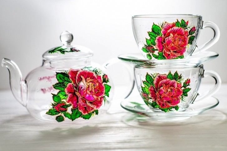 Anche queste teiere sono splendide, e qui il motivo floreale si sposa alla perfezione con i giochi di luce e colore del vetro...
