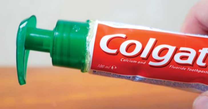 1. Applicate il dispensatore di un sapone al tubetto del dentifricio (dopo averlo accuratamente lavato) per usarlo facilmente