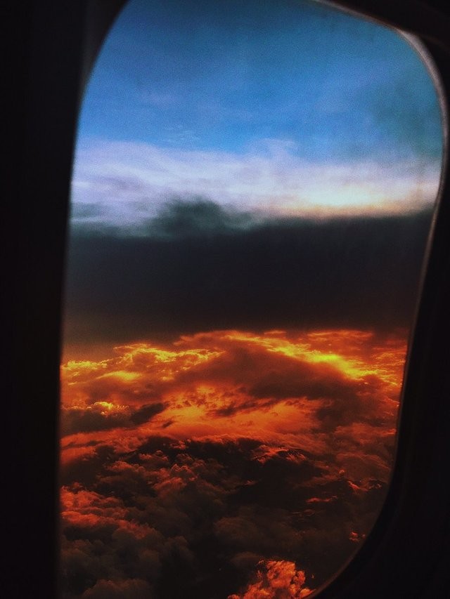 Dans cette photographie prise à bord d'un avion, les nuages et les rayons du soleil semblent créer un effet unique de Paradis... et d'Enfer.