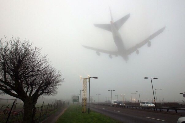 Tijdens de mist op een sombere dag doemt een griezelig vliegtuig verontrustend op over de voorbijrijdende auto's...