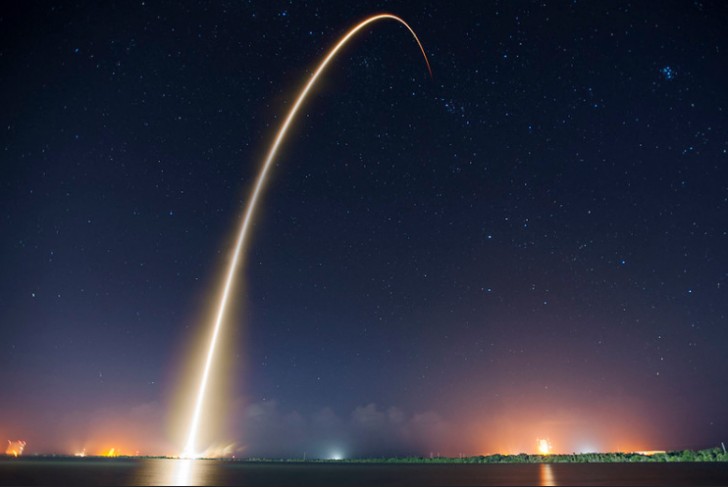 Dit is het effect op een foto op het moment waarin de SpaceX Falcon 9 officieel werd gelanceerd... wow!