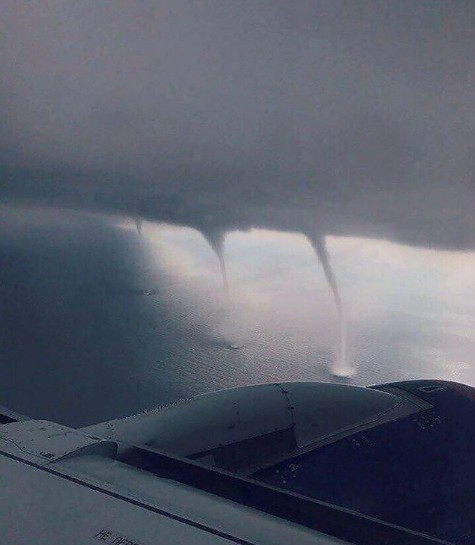 Wenn Sie ein Flugzeug besteigen, und vor der Abreise noch ein Erinnerungsfoto machen wollen... und am Horizont nicht nur einen, sondern gleich drei Tornados sehen!