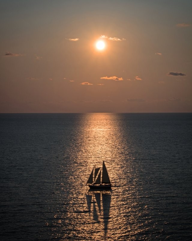 Tous les couchers de soleil ne sont pas les mêmes... l'auteur de cette photo en sait quelque chose en réussissant à saisir avec style l'effet des rayons sur cette barque solitaire...