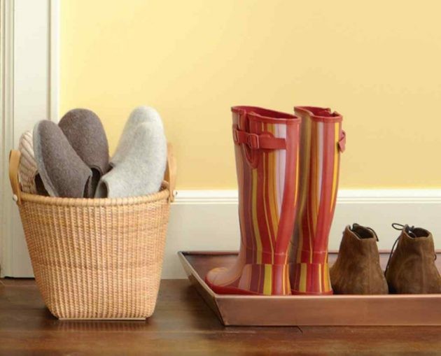 10. Se avete l'abitudine di usare le pantofole in casa, tenetele vicino all'entrata in un cesto