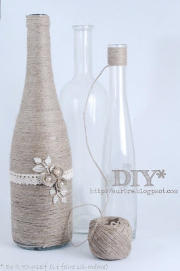 3. Con un po' di spago decorerete semplici bottiglie di vetro che diventano perfette come soprammobili o come vasi per fiori recisi o secchi