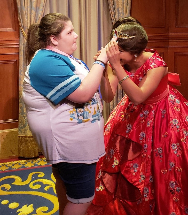 Une princesse Disney qui laisse une fan non-voyante toucher et sentir sa couronne et sa robe... un geste de générosité qui n'est pas passé inaperçu !