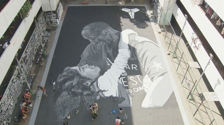 Des fans aux Philippines ont créé cette émouvante fresque de Kobe Bryant et de sa fille Gigi la nuit de leur mort tragique