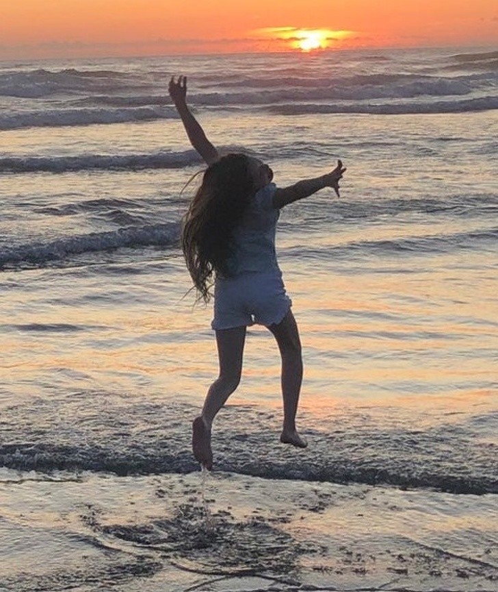 Dottern ville fota sin mamma som promenerade på stranden med henne… till slut, av en händelse fångade hon ett mycket speciellt ögonblick på bild!