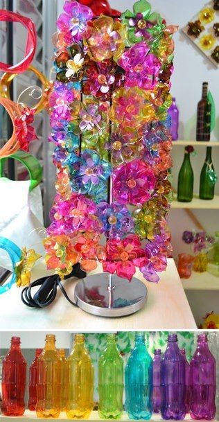 4. Una lampada da tavolo con tanti fiori che sembrano di vetro