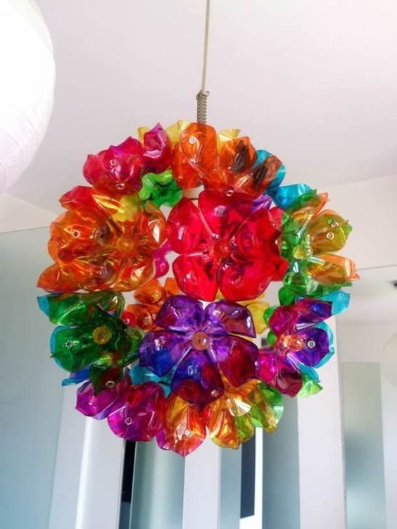 7. Questo lampadario è decorato con fiori ricavati dai fondi delle bottiglie