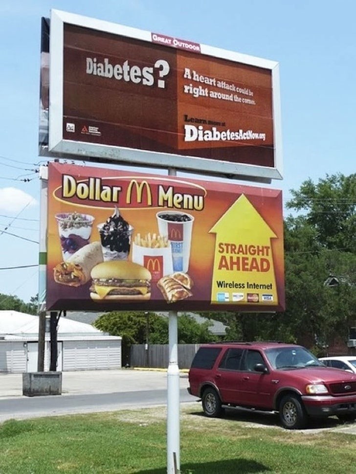 12. Es scheint keine gute Idee zu sein, eine Diabetes-Plakatwand und eine Fast-Food-Werbung aufzustellen...