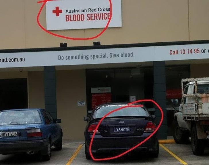 15. Ein "Vampir", der vor einem Blutspendezentrum parkt? Sicherlich wird das heutige Angebot knapp sein...