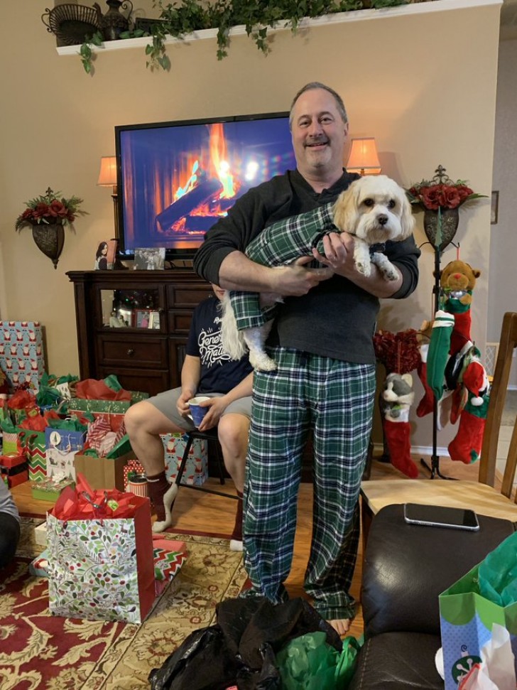 5. "Papà non voleva assolutamente un secondo cane.....Poi per Natale hanno sfoggiato un pigiamino uguale"