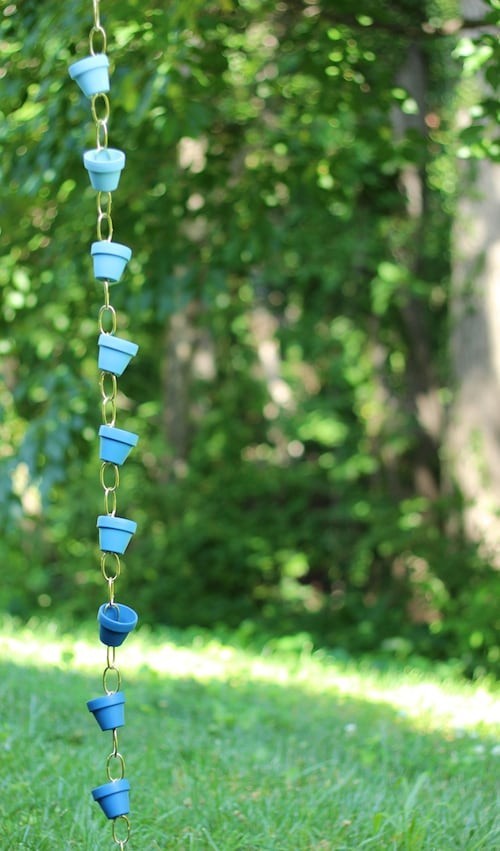 7. Un'idea adorabile: la catena della pioggia fatta di piccoli vasetti di terracotta