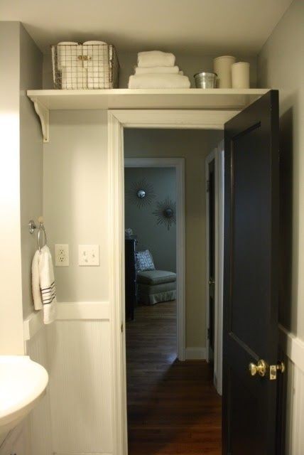 2. Sopra la porta troverete sempre uno spazio utile per un ripiano, dovrete solo scegliere una mensole che si abbini con lo stile del bagno
