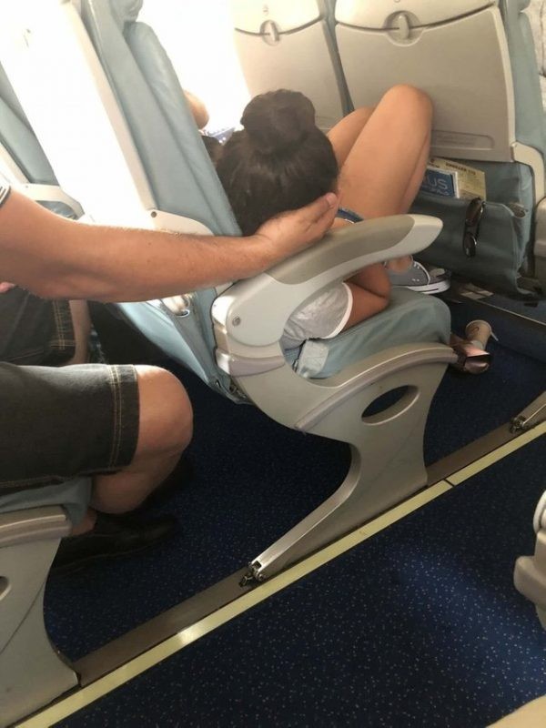 2. Um pai que por 45 minutos preferiu permanecer nessa posição desconfortável, para permitir que sua filha dormisse mais confortavelmente durante a viagem.