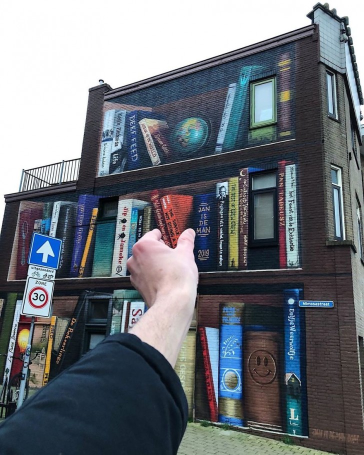 Une magnifique fresque se transforme en librairie magique où l'on peut choisir son livre préféré