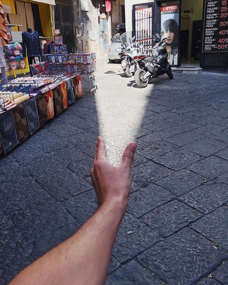 Cette main semble émettre un faisceau de lumière magique, mais ce n'est que l'effet (tout aussi étonnant) d'un cône de lumière solaire...