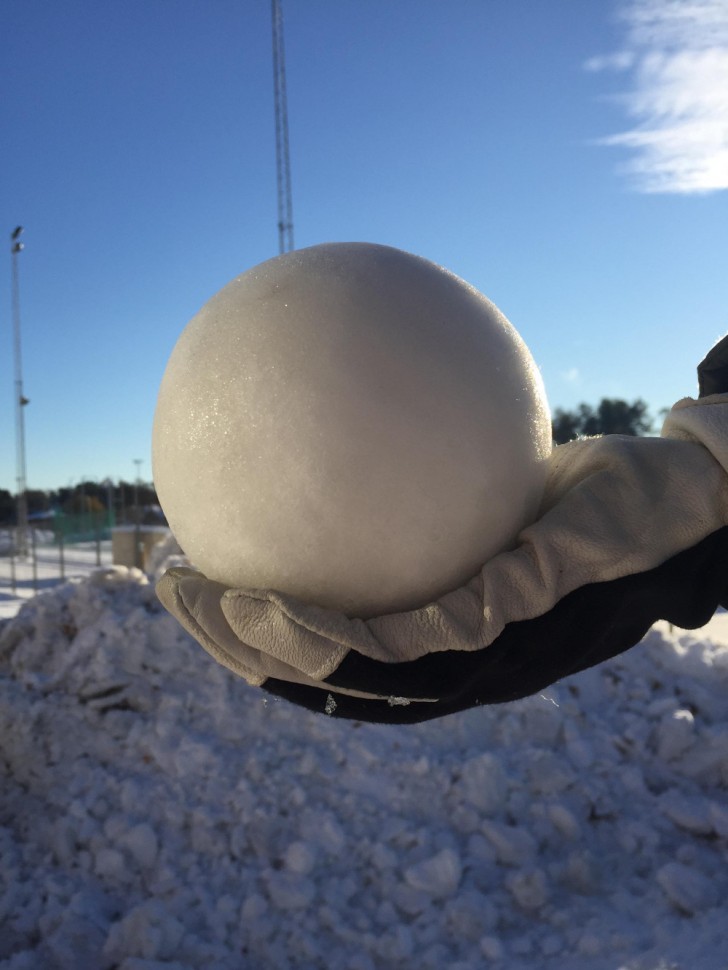 2. De perfecte sneeuwbal bestaat... en dit is hem! Twee minuten later werd het naar een ongelukkige voorbijganger gegooid