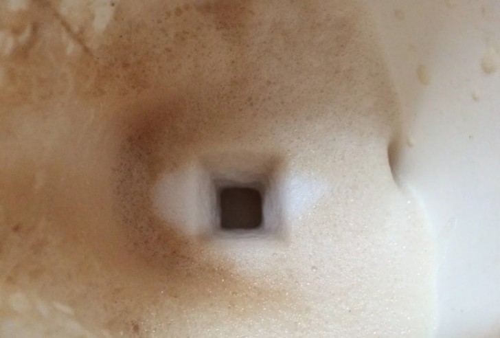 18. Ein unglaubliches Foto, das die Perfektion zeigt, mit der ein Würfel Zucker im Schaum eines Cappuccinos versinkt.